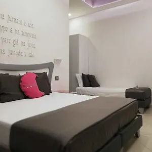 Hotel Nunu, Nápoles